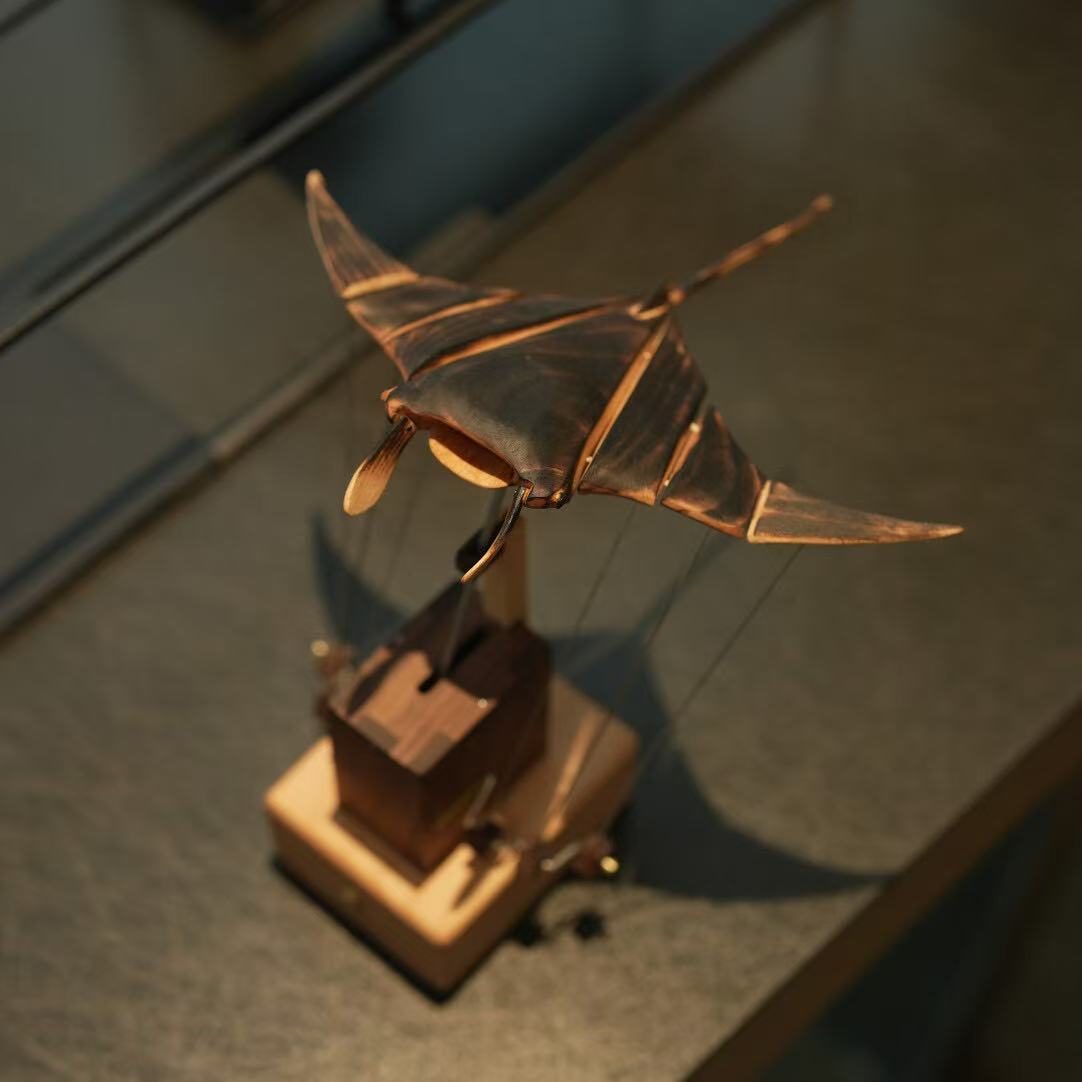 Handcrafted Wooden Manta Ray Automaton — Kinetic Desk Sculpture | CHAMELEON